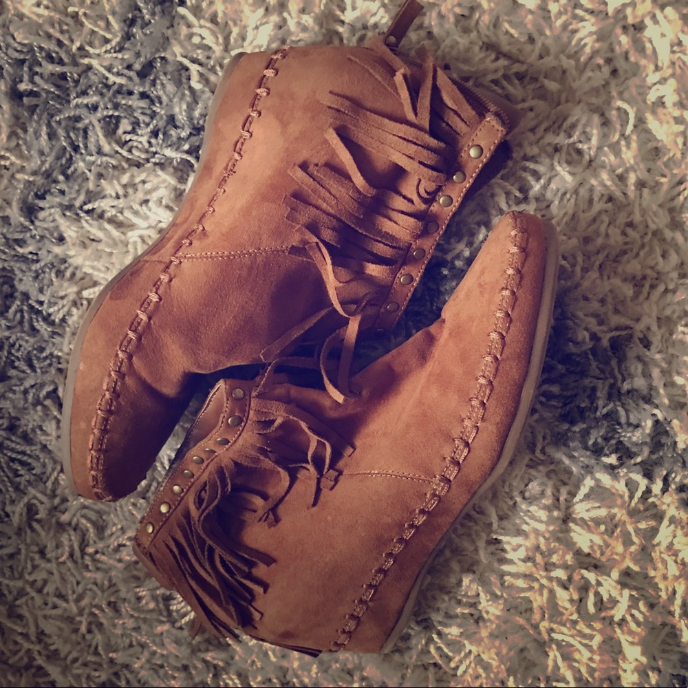 Arizona Size 8 tan wedged heel bootie